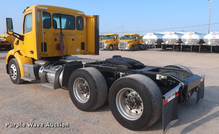 image for item HJ9361 2016 Peterbilt 579  semi truck