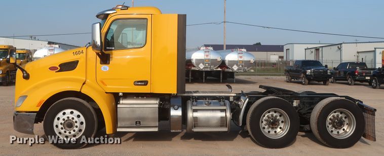 image for item HJ9361 2016 Peterbilt 579  semi truck