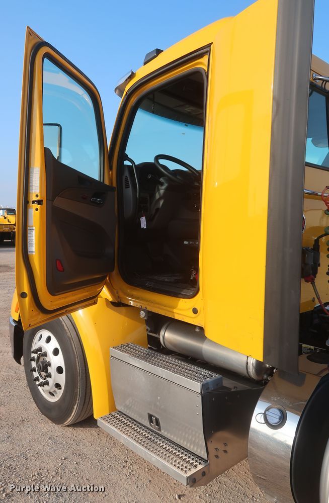 image for item HJ9361 2016 Peterbilt 579  semi truck