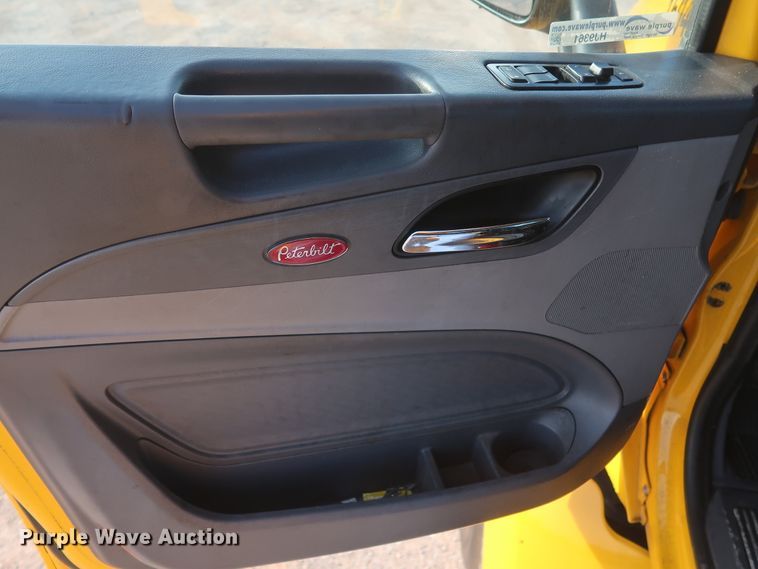 image for item HJ9361 2016 Peterbilt 579  semi truck