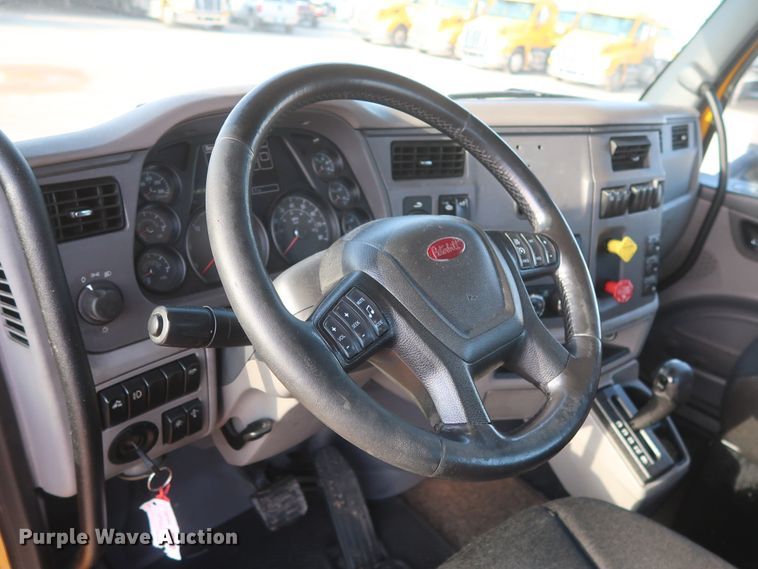 image for item HJ9361 2016 Peterbilt 579  semi truck
