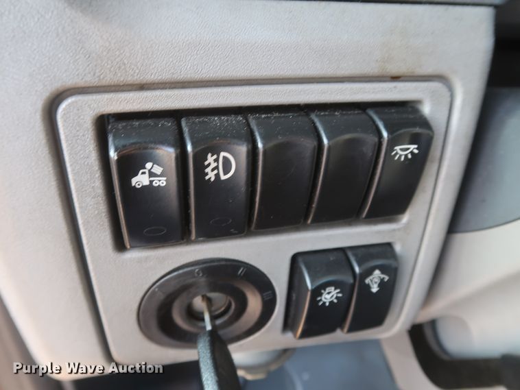 image for item HJ9361 2016 Peterbilt 579  semi truck