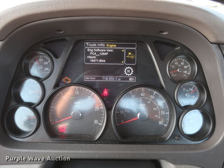 image for item HJ9361 2016 Peterbilt 579  semi truck