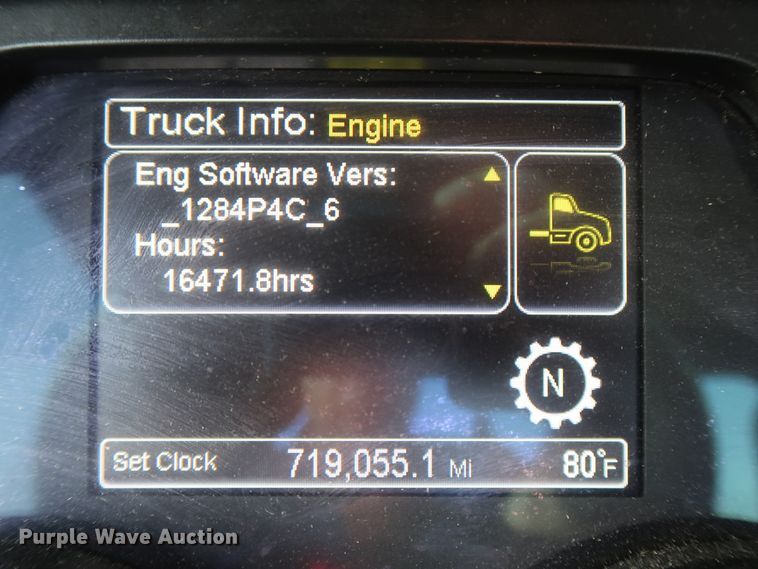 image for item HJ9361 2016 Peterbilt 579  semi truck