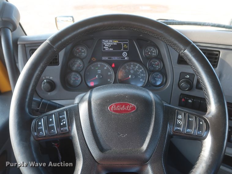 image for item HJ9361 2016 Peterbilt 579  semi truck