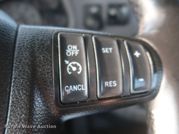 image for item HJ9361 2016 Peterbilt 579  semi truck