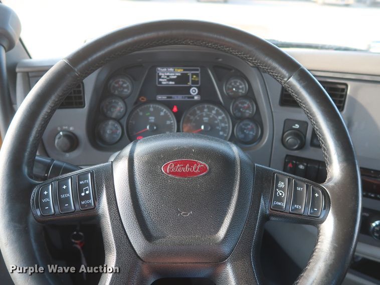 image for item HJ9361 2016 Peterbilt 579  semi truck