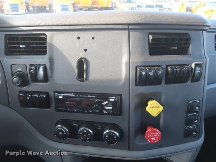 image for item HJ9361 2016 Peterbilt 579  semi truck