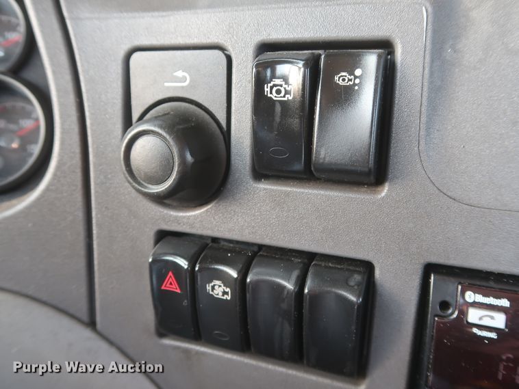 image for item HJ9361 2016 Peterbilt 579  semi truck