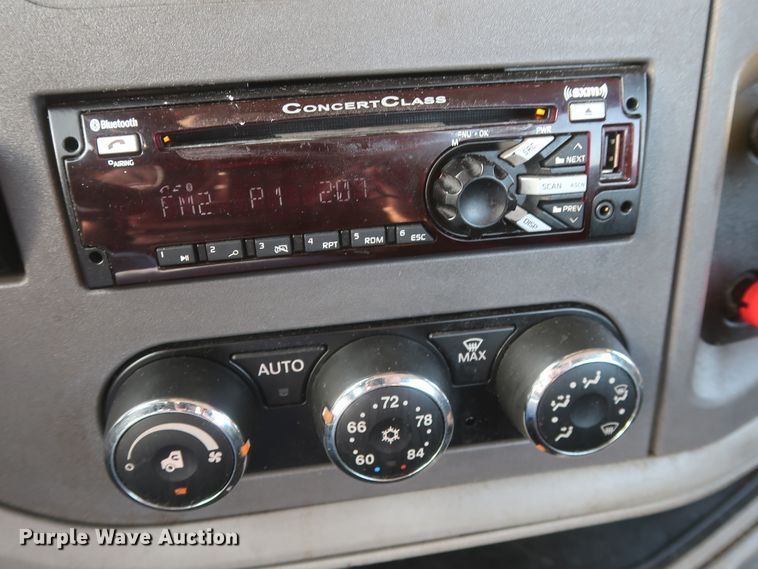 image for item HJ9361 2016 Peterbilt 579  semi truck