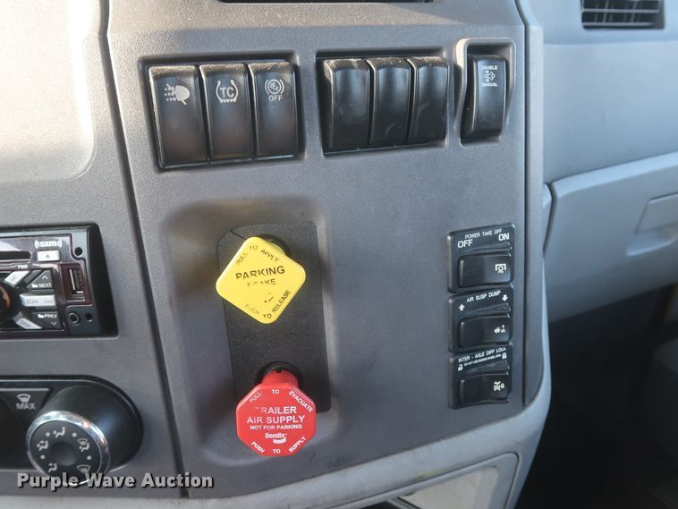 image for item HJ9361 2016 Peterbilt 579  semi truck