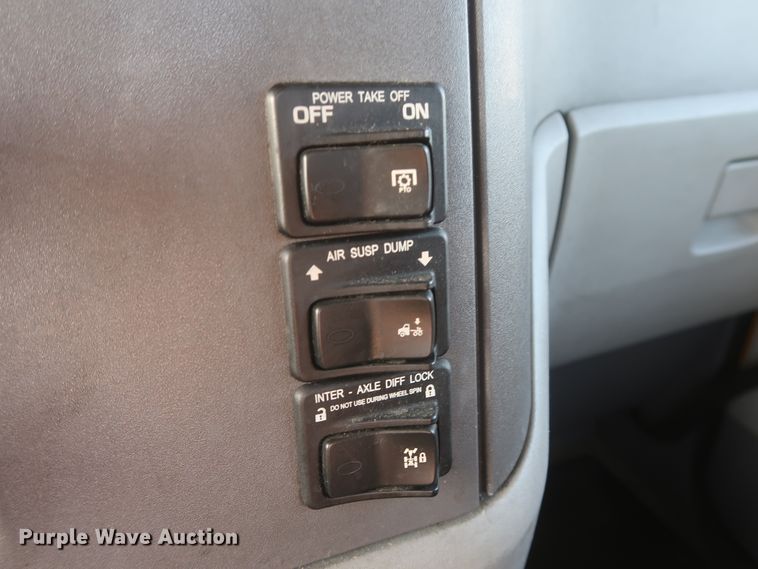 image for item HJ9361 2016 Peterbilt 579  semi truck