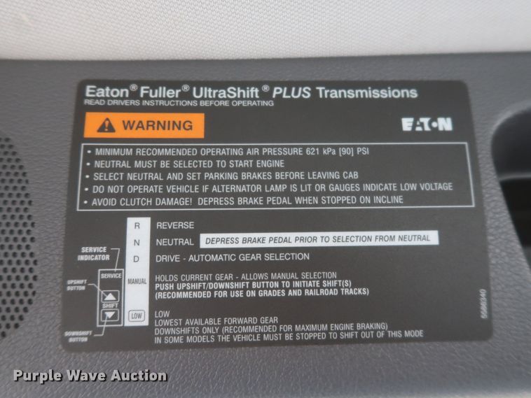 image for item HJ9361 2016 Peterbilt 579  semi truck