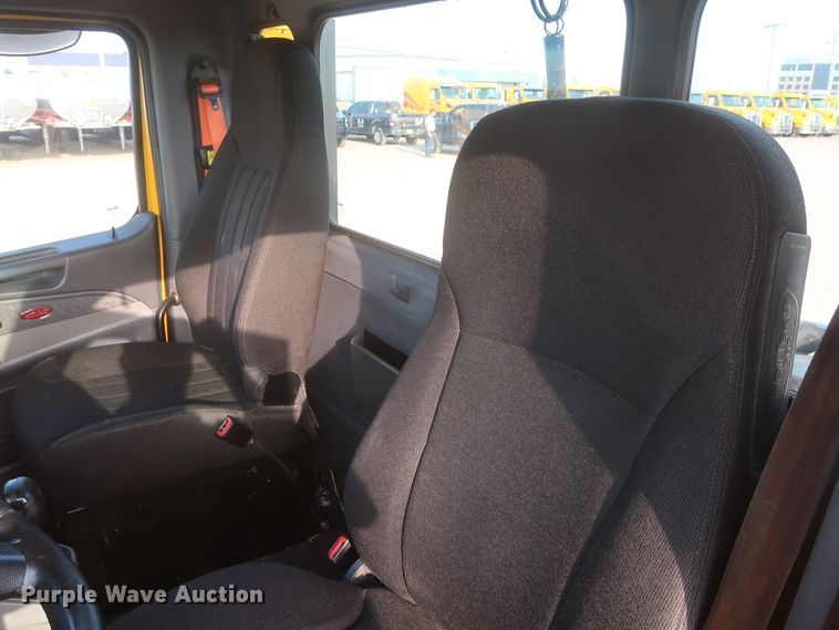 image for item HJ9361 2016 Peterbilt 579  semi truck