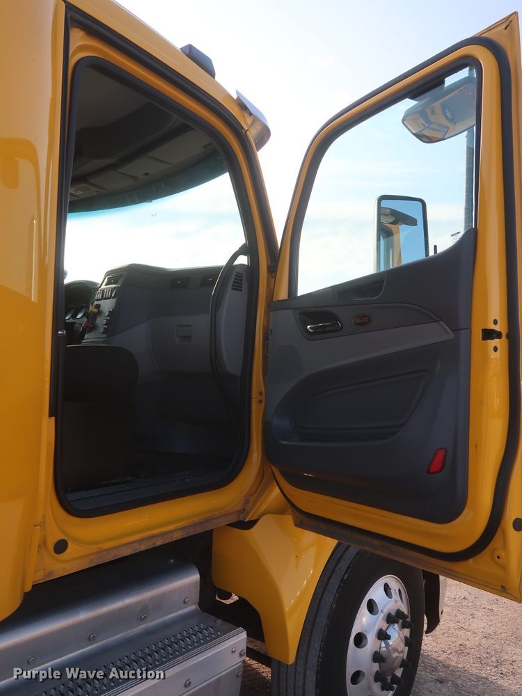 image for item HJ9361 2016 Peterbilt 579  semi truck