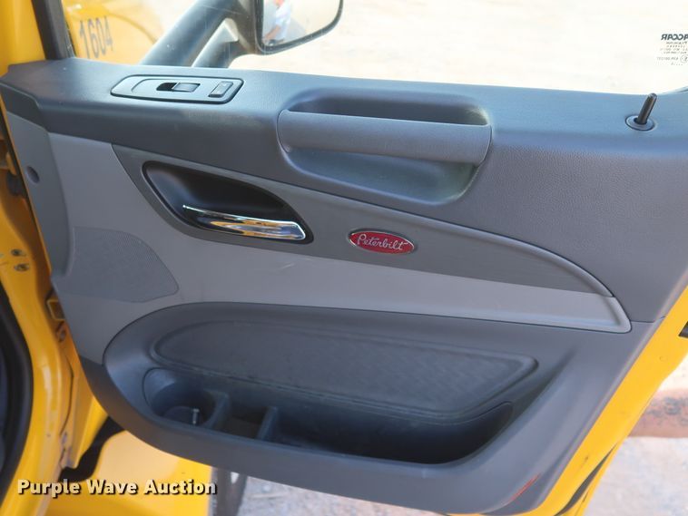 image for item HJ9361 2016 Peterbilt 579  semi truck