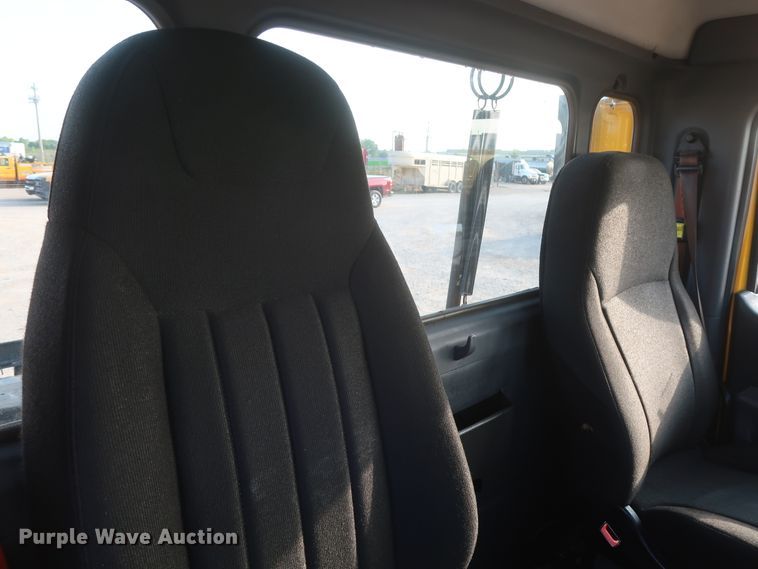 image for item HJ9361 2016 Peterbilt 579  semi truck