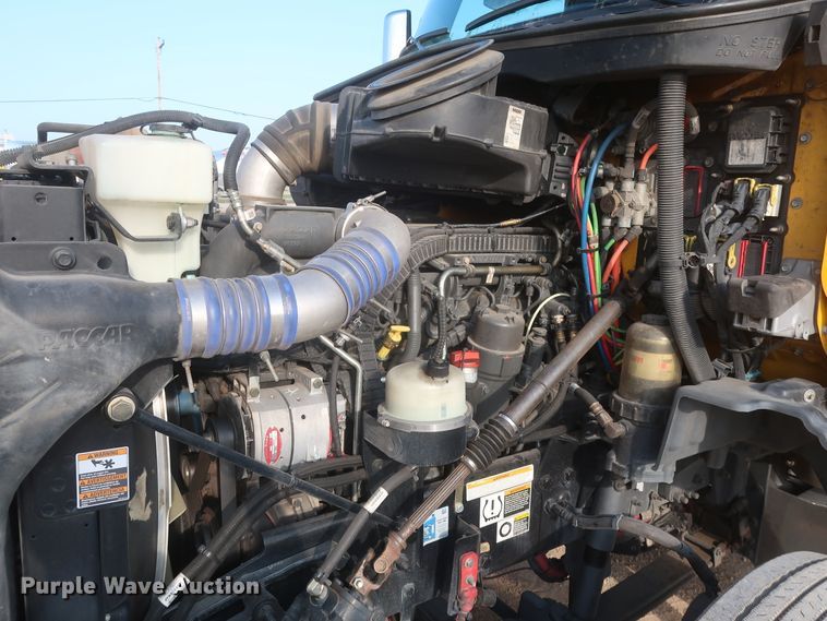 image for item HJ9361 2016 Peterbilt 579  semi truck