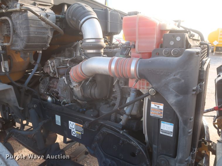 image for item HJ9361 2016 Peterbilt 579  semi truck