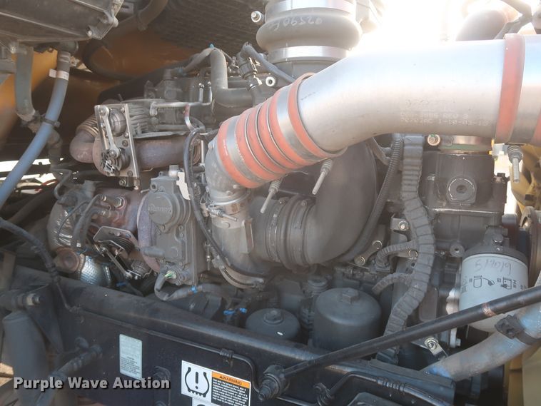 image for item HJ9361 2016 Peterbilt 579  semi truck