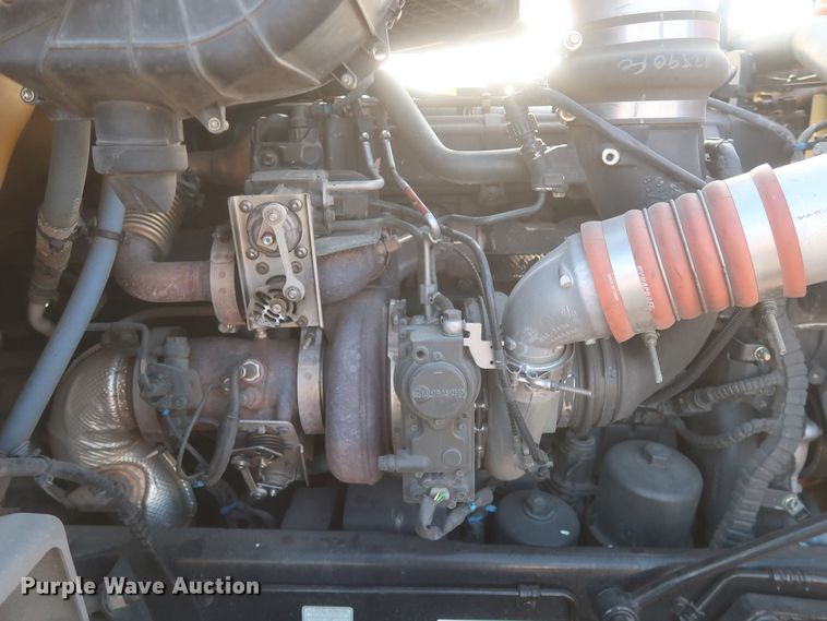 image for item HJ9361 2016 Peterbilt 579  semi truck