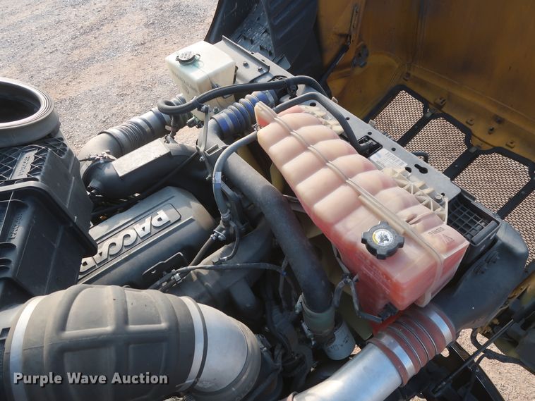 image for item HJ9361 2016 Peterbilt 579  semi truck