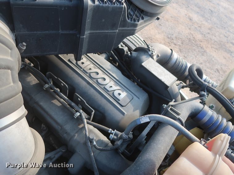 image for item HJ9361 2016 Peterbilt 579  semi truck