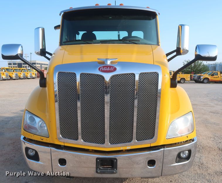 image for item HJ9361 2016 Peterbilt 579  semi truck