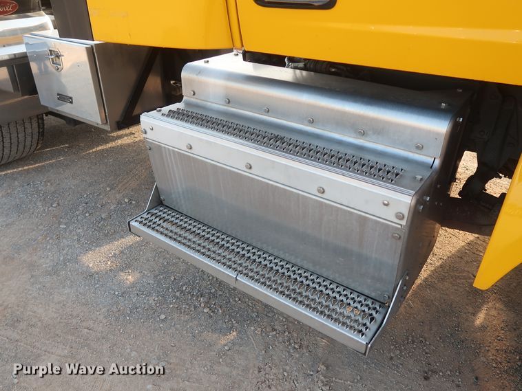 image for item HJ9361 2016 Peterbilt 579  semi truck