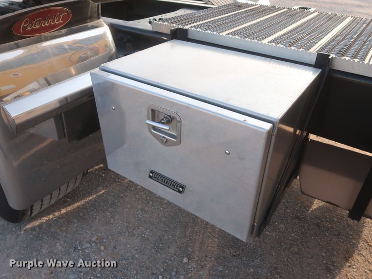 image for item HJ9361 2016 Peterbilt 579  semi truck