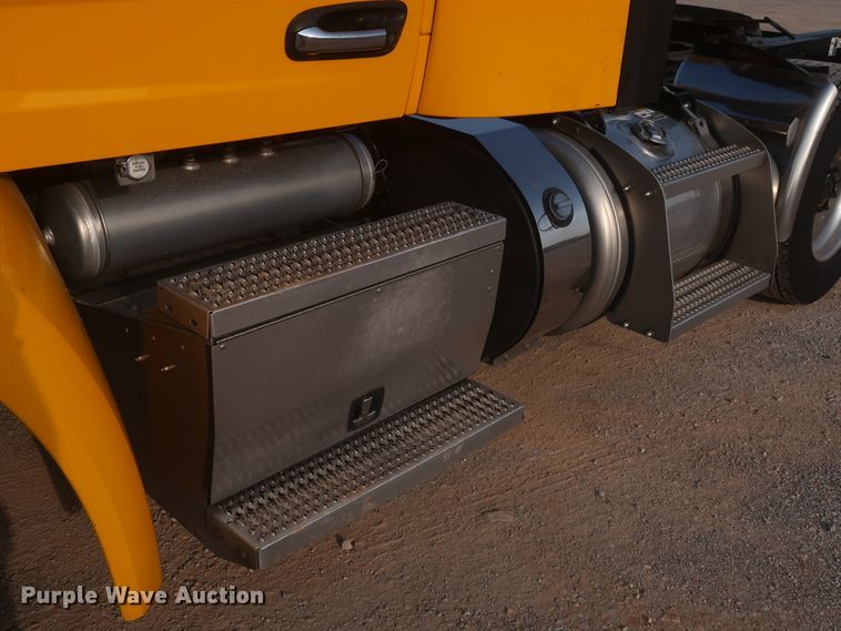 image for item HJ9361 2016 Peterbilt 579  semi truck