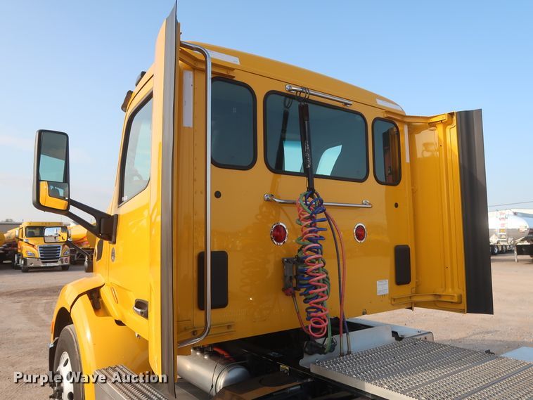 image for item HJ9361 2016 Peterbilt 579  semi truck