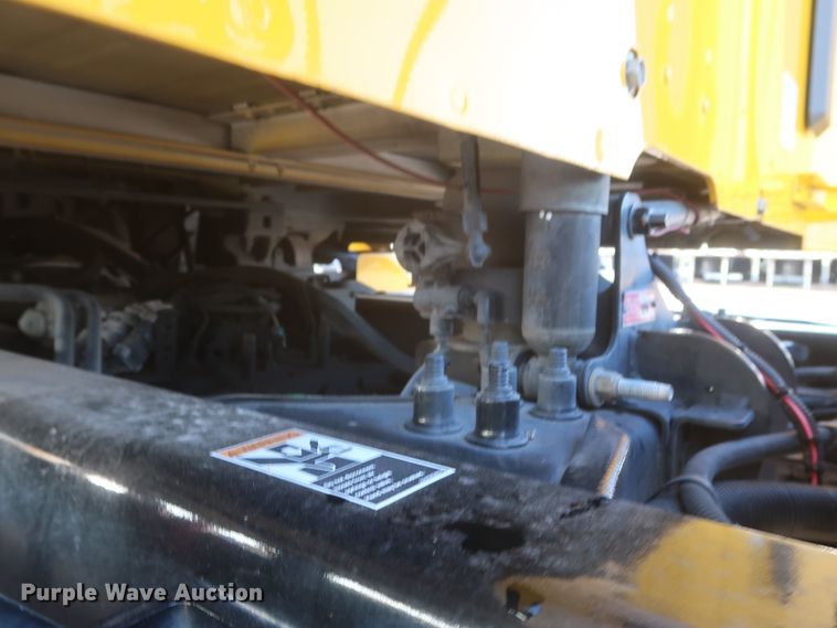 image for item HJ9361 2016 Peterbilt 579  semi truck