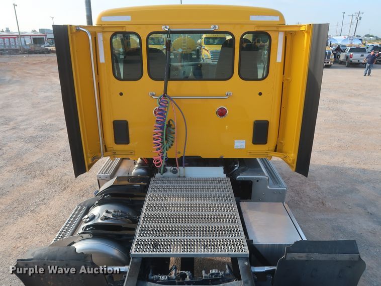 image for item HJ9361 2016 Peterbilt 579  semi truck