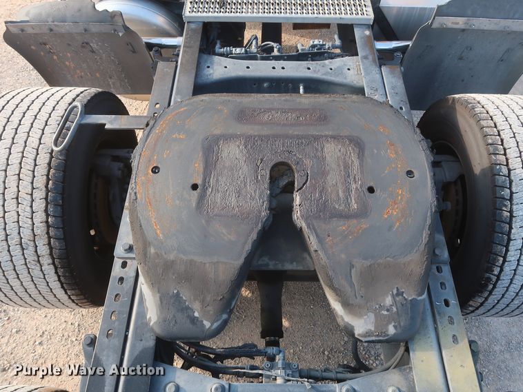 image for item HJ9361 2016 Peterbilt 579  semi truck