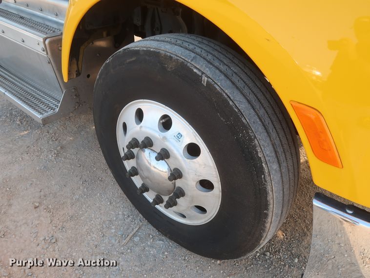 image for item HJ9361 2016 Peterbilt 579  semi truck