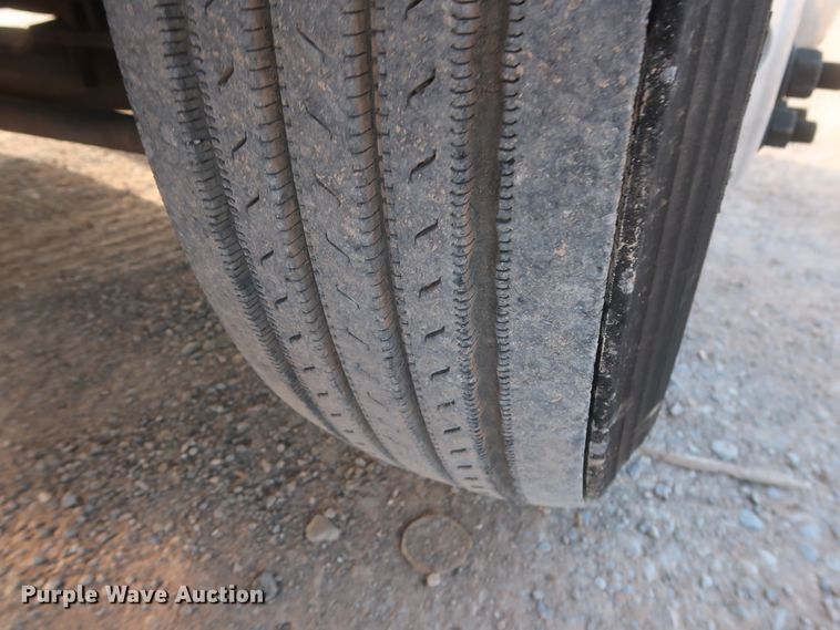 image for item HJ9361 2016 Peterbilt 579  semi truck