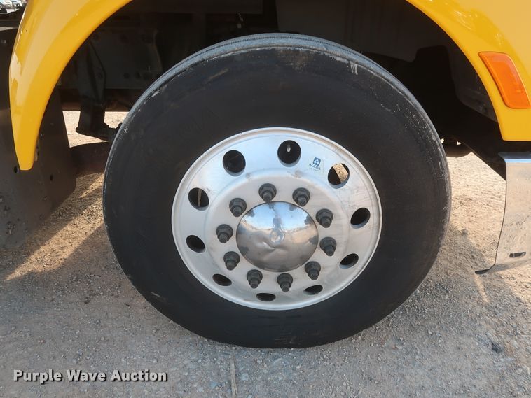 image for item HJ9361 2016 Peterbilt 579  semi truck