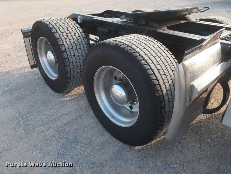 image for item HJ9361 2016 Peterbilt 579  semi truck