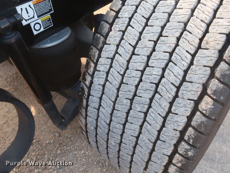 image for item HJ9361 2016 Peterbilt 579  semi truck