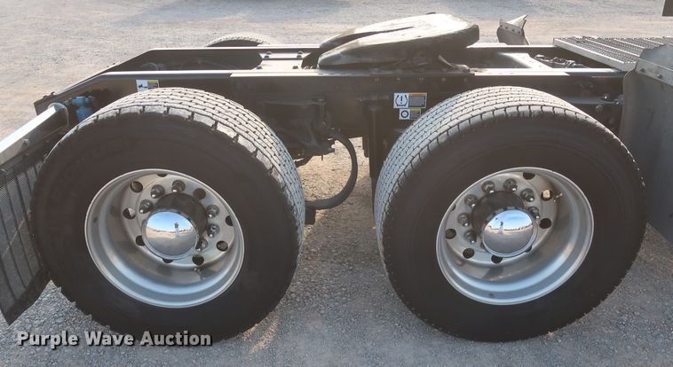 image for item HJ9361 2016 Peterbilt 579  semi truck