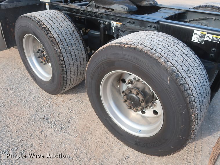 image for item HJ9361 2016 Peterbilt 579  semi truck