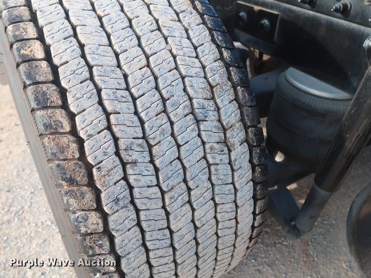 image for item HJ9361 2016 Peterbilt 579  semi truck