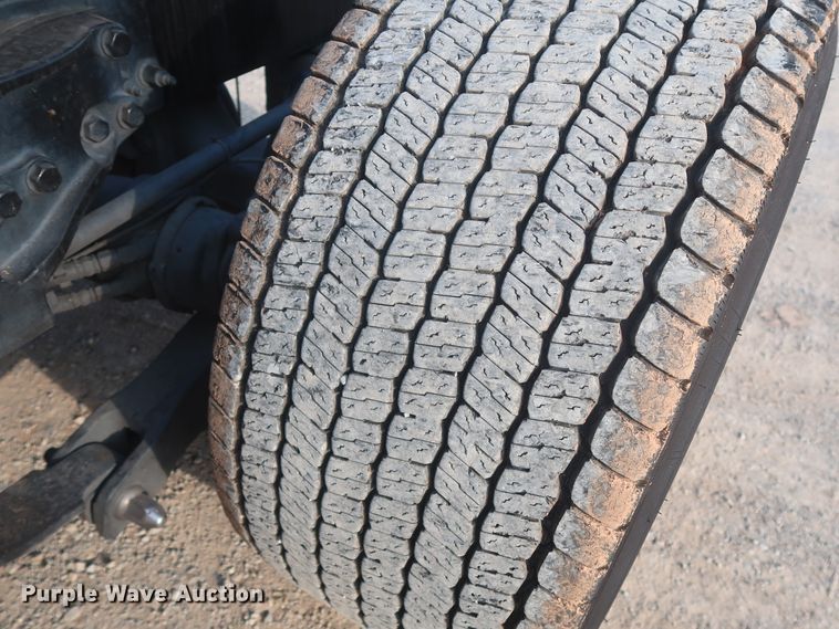 image for item HJ9361 2016 Peterbilt 579  semi truck