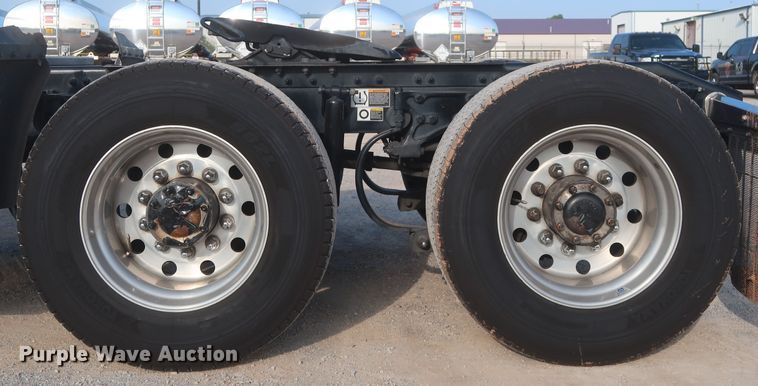 image for item HJ9361 2016 Peterbilt 579  semi truck