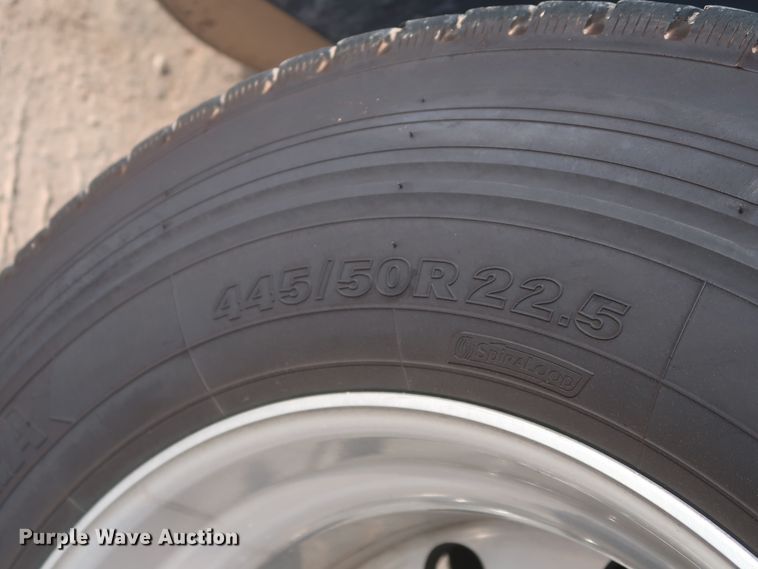 image for item HJ9361 2016 Peterbilt 579  semi truck