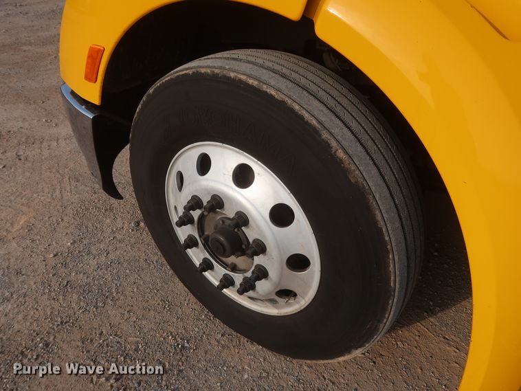 image for item HJ9361 2016 Peterbilt 579  semi truck