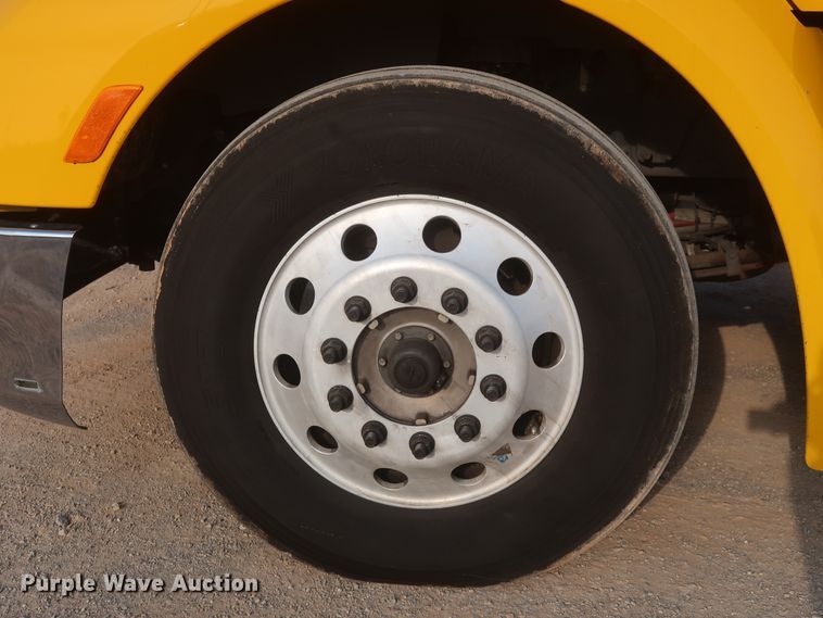 image for item HJ9361 2016 Peterbilt 579  semi truck