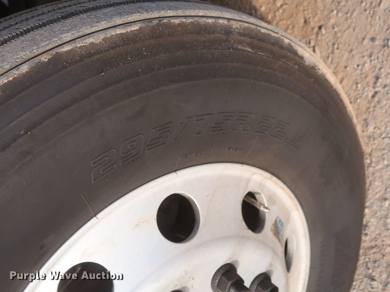 image for item HJ9361 2016 Peterbilt 579  semi truck