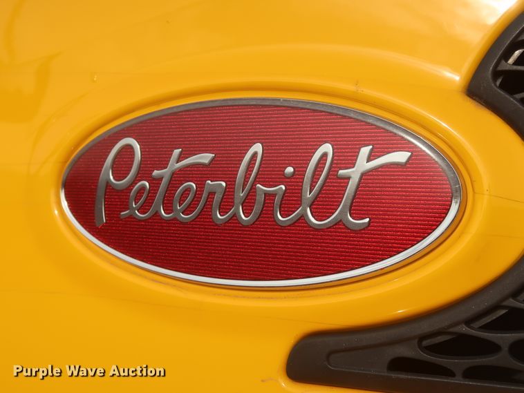 image for item HJ9361 2016 Peterbilt 579  semi truck